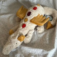 Peluche Dragon des Neiges Blanc Crème, Dragon Ailé Doré à Dors Rouge, Jouet en Peluche Créature Fantastique, Cadeau de Noël