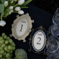 Numéros de table vintage européens en métal orné, cartes de table pour mariage, banquet, fête, perles noires et blanches, décoration romantique, vente en gros