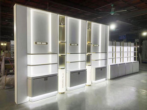 Espositori Cosmetici Modulari in Legno Chiaro con Retroilluminazione LED per Negozi di Skincare - Product Image 2