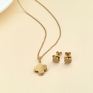 Conjunto de Joyería de Collar y Pendientes de Acero de Titanio con Forma de Corazón para Mujer, Cadena de Clavícula con Mariposa, Estilo INS, Accesorios de Moda - Product Image 4