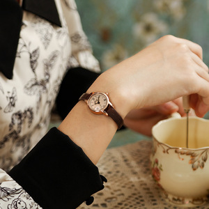 Nouvelle montre pour femmes, style vintage, chiffres romains, bracelet en cuir, compacte, exquise, artistique, petit cadran, montre-bracelet rétro pour femmes - Product Image 3