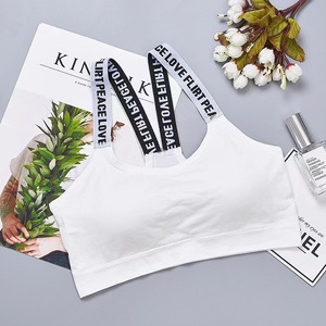 Sujetador deportivo sin aros para mujer con almohadillas integradas y tirantes cruzados en la espalda, ideal para fitness y yoga. - Product Image 1