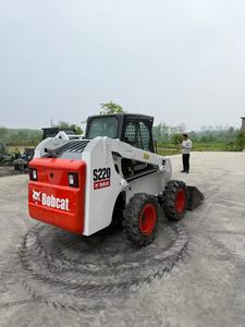 Chargeuse compacte Bobcat S220 d'occasion bien entretenue, peinture d'origine, pneus robustes, inspection complète, idéale pour les travaux municipaux - Product Image 4