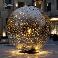 Sculpture sphérique lumineuse en or creux TREVI |   Globe lumineux LED en acier inoxydable miroir pour jardin et place en plein air
