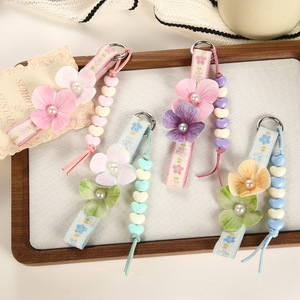 Porte-clés en plastique imitation trèfle à quatre feuilles, version coréenne 2026, style frais et tendance, avec pendentif de sac à pompon floral pour les vacances d'été - Product Image 2