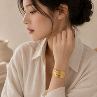 Nouveau Bracelet Manchette Large en Acier Titane pour Femme, Creux, Géométrique, Texture Martelée, Bijoux Vente en Gros