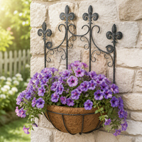 Support de panier suspendu décoratif en fer forgé avec motif Fleur de Lys et doublure en coco pour la décoration de jardin et de patio