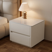 Table de chevet crème avec plateau en verre marbré, deux tiroirs, meuble de rangement moderne et luxueux pour chambre à coucher