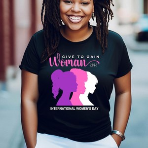 T-shirt da donna Give To Gain per la Giornata Internazionale della Donna 2026, casual, girocollo, a maniche corte, in jersey stampato 100% cotone - Product Image 3
