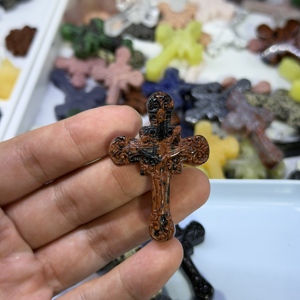 Croix de Jésus en cristal naturel en gros, pierres brutes, mélanges de pierres précieuses, formes irrégulières, figurines de croix chrétienne en vrac pour la guérison - Product Image 4