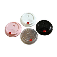 Tapa superior abatible de plástico desechable gruesa de 90mm, tapas de taza moldeadas por inyección de corazón rojo en forma de asta sin derrames para té con leche fría