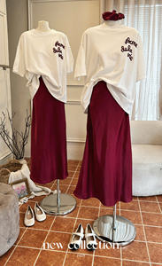 Ensemble 3 pièces pour tous les jours : pull à lettres, jupe en soie rouge et élastique pour cheveux – Style décontracté, col rond, manches courtes – Échantillon disponible - Product Image 3