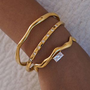 Bracelet ouvert en or 18 carats avec zircon blanc carré serti à griffes, bijou unisexe, cadeau - Product Image 2