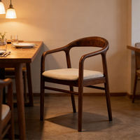 Chaise de salle à manger avec accoudoirs en bois massif et cuir, style nordique moderne et luxueux, vente en gros JP