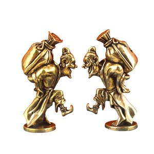 Artigianato in ottone di Dington per un vecchio bevitore, vecchio uomo che porta un fusto di vino e un teiera, con un tavolino antico invecchiato. - Product Image 1