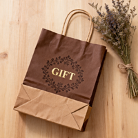 Sacs cadeaux rustiques en papier kraft avec motif couronne dorée, marron chocolat bicolore, bord festonné, poignées torsadées, boutique