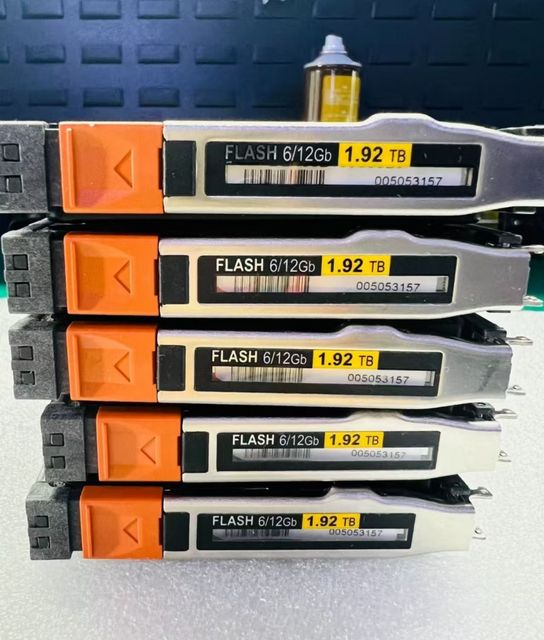 EMC Unity D3F-2SFXL2-1920 005052866 1.92T SAS SSD Internal Refurbished Hard Disk for EMC UNITY 300/400/500/600 1 Year Warranty