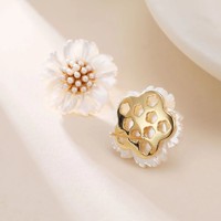Anting-anting bunga putih murni mewah gaya Prancis, mutiara alami, anting-anting bunga wanita, perhiasan mode