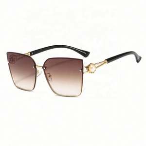 Nouvelles lunettes de soleil carrées dégradées personnalisées de haute qualité avec logo pour femmes, protection UV400, style œil de chat surdimensionné 2021 - Product Image 6