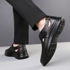 Sandales plates perforées pour hommes, en cuir de vache noir, fermeture Velcro, semelle souple respirante, antidérapante, pour personnes d'âge moyen et âgées - Product Image 2