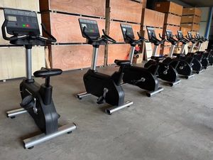 Indoor elettrico magnetico palestra attrezzature per il Fitness <span class=keywords><strong>Cardio</strong></span> allenamento Smart touch Screen in posizione verticale cyclette con ruota