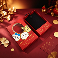 Boîte cadeau de luxe personnalisée rouge motif dessin animé avec fenêtre transparente, insert en mousse noire et impression dorée pour collier