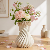 Vase à fleurs en céramique blanche de luxe moderne ARM LVG, texture plissée sculpturale, centre de table décoratif, récipient floral design