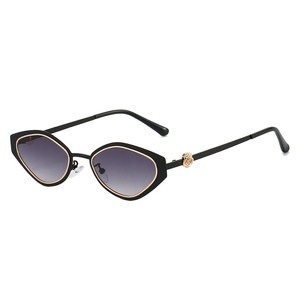Gafas de Sol Metálicas Vintage UV400 para Mujer con Diseño Floral Transversal, Gafas de Sol para Vacaciones en la Playa - Product Image 1
