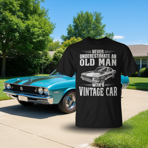 Classica maglietta con stampa grafica 'Non sottovalutare mai un vecchio con un'auto d'epoca' unisex a maniche corte con scollo rotondo - Product Image 2