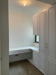 خزائن غرف نوم فاخرة مفتوحة من الخشب الأبيض الفرنسي مع أدراج وخزائن تخزين، تدعم التخصيص حسب طلب المصنع - Product Image 5