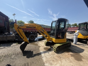 Mini-excavatrice hydraulique Komatsu PC30, équipement de construction compact et populaire, performances stables, faible consommation de carburant, facile à utiliser. - Product Image 1