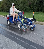 Machine de marquage routier et de délimitation de parkings, pulvérisation à froid et application à chaud, pour peinture de bandes routières
