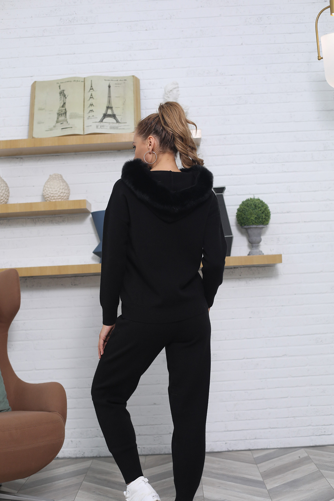 Nero con pelliccia di volpe nera