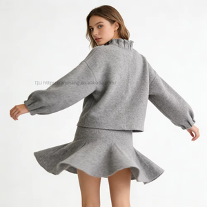 Ensemble 2 pièces en tricot gris pour femme - Manches bouffantes oversize et mini-jupe évasée - Tenue tendance - Product Image 2