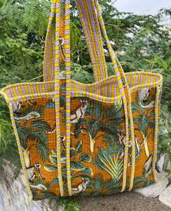 Sac fourre-tout matelassé en coton imprimé, avec poignées confortables et rembourrage doux, idéal pour les voyages et le shopping - Product Image 3