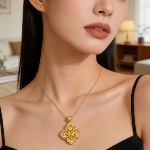 Collana in Stile <span class=keywords><strong>Buci</strong></span> Italiano con Pendente a Quadrifoglio Placcato Oro e Zirconi, Design Retrò Stile Palazzo - Product Image 4