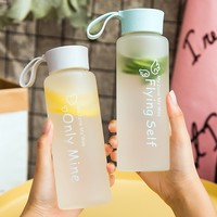 Bouteille d'eau en verre thermotolérant transparent personnalisé avec couvercle en plastique pour les filles