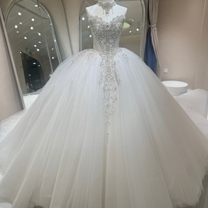 Robe de mariée moderne et élégante Dw0219, col bateau classique, corset en dentelle richement perlé, tulle scintillant, longueur ras du sol - Product Image 1