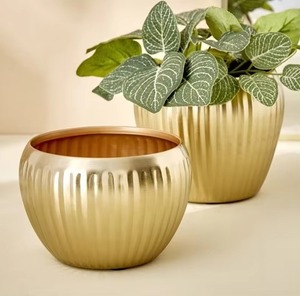 Pot de fleurs en métal doré au design linéaire, le plus vendu, pour plantes d'intérieur, fleurs, usage domestique et professionnel, disponible à bon prix - Product Image 5