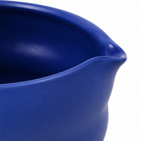 Ensemble de bols à matcha en céramique bleu Klein mat personnalisé avec bec verseur, Chawan japonais OEM avec bec verseur et support assorti pour fouet à matcha
