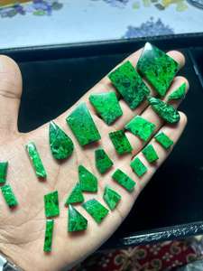 Maw Sit Gemstone Cabujones con espalda plana Tamaño libre Forma mixta Verde Maw Sit Cabujones sueltos - Product Image 3