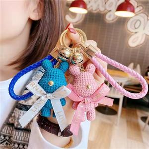 Интернет-знаменитая пряжа из смолы галстук-бабочка медведь и кролик брелок в мультяшном стиле пара Подарочный кулон для ключей оптом - Product Image 3