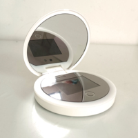 Miroir cosmétique LED de lumière blanche argentée de voyage avec le miroir de maquillage d'essai de crème solaire de caméra UV avec des soins de peau de soleil de lumières