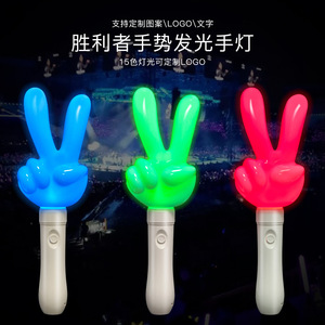 แท่งไฟอะคริลิครูปมือชูสัญลักษณ์ชัยชนะ 15 สี อุปกรณ์เชียร์ แสงไฟเวที - Product Image 3