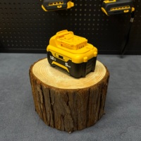 Baterai Lithium 12V 5Ah Kapasitas Tinggi dengan Lampu Indikator LED, Dapat Disesuaikan dengan Sistem Alat DWt, Perlindungan dari Beban Berlebih.