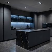 Ensemble d'armoires de cuisine noir mat avec vitrine LED, îlot en marbre foncé, four encastré, design de cuisine moderne de luxe
