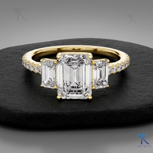 แหวนเพชรทรงเอเมอรัลด์ 1.75 กะรัต เพชรเลี้ยงในห้องปฏิบัติการ ตัวเรือนทองคำแท้แบบวินเทจ แหวนหมั้นสามเม็ด ดีไซน์คลาสสิก เหมาะสำหรับงานเลี้ยง เครื่องประดับชั้นดี สั่งทำได้ - Product Image 1