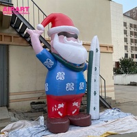 Le Père Noël gonflable portant une chemise pour l'activité de surf carré Décoration de Noël