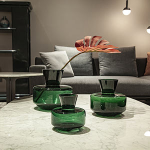 Vases à fleurs en cristal coloré de grande taille en vrac, vases à fleurs en forme de bouteille à angle droit MUNU, entièrement verts - Product Image 5