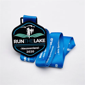 Médaille de course urbaine hexagonale personnalisée en émail avec motif tête d'<span class=keywords><strong>Amérindien</strong></span> et cordon rouge pour événements sportifs urbains - Product Image 3